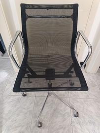 Vitra EA117  con braccioli e meccanismo girevole