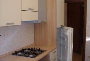 Ampia stanza matrimoniale per ragazza