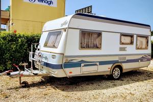 Roulotte Fendt Platin 4 posti Bi-matrimoniale