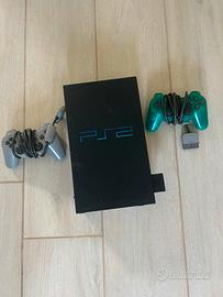 PlayStation 2 con 2 joystick e un paio di giochi