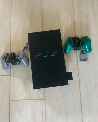 PlayStation 2 con 2 joystick e un paio di giochi
