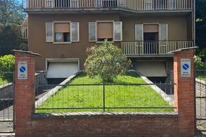 Casa con due appartamenti separati sopra e sotto