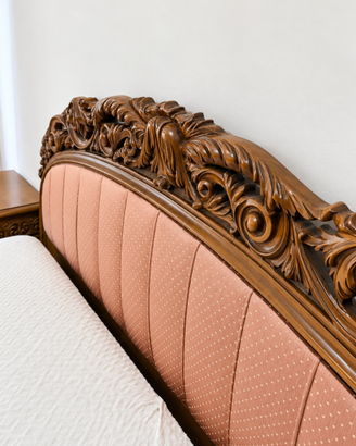Letto matrimoniale classico vintage con testiera