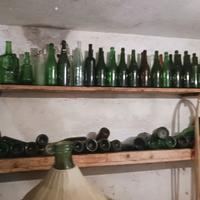 Bottiglie e damigiane vino