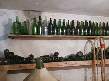 Bottiglie e damigiane vino