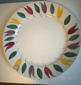 Piatto ceramica decorata con foglie colorate
