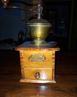 macinino antico da caffè 
