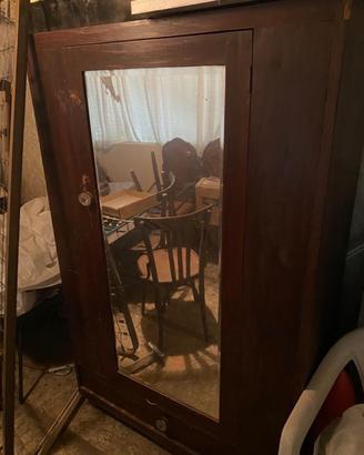 Armadio vintage con specchio