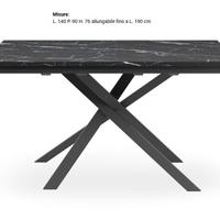 Tavolo in legno senza sedie