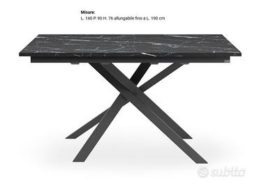 Tavolo in legno senza sedie