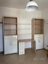 Scrivania con libreria