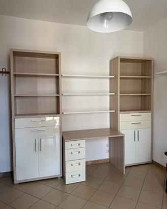Scrivania con libreria