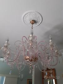Lampadario rosa di cristallo