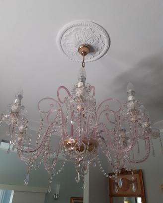 Lampadario rosa di cristallo