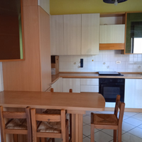 Cucina angolare con tavolo a penisola