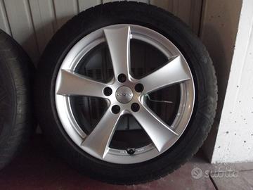 Pneumatici invernali montati su cerchi in lega