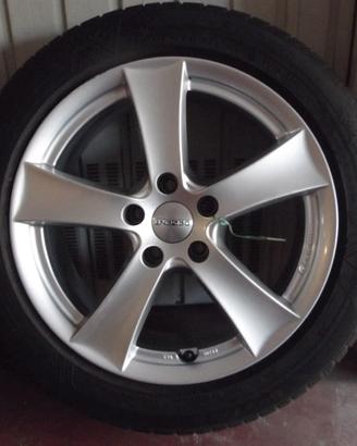 Pneumatici invernali montati su cerchi in lega