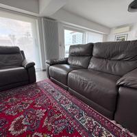 Divano in pelle + poltrona sistema relax tortora