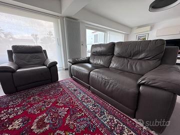 Divano in pelle + poltrona sistema relax tortora