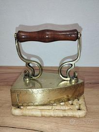 Antico Ferro da Stiro a Carbone in Bronzo e Ottone