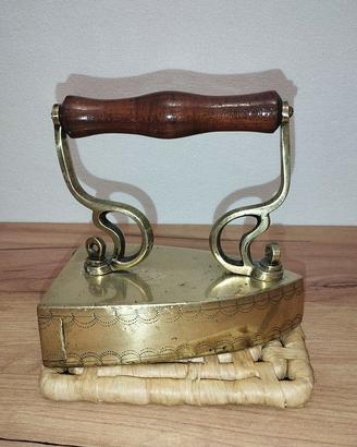 Antico Ferro da Stiro a Carbone in Bronzo e Ottone