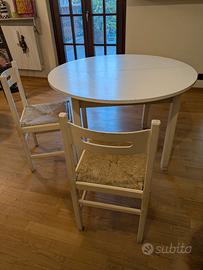 Tavolo con sedie