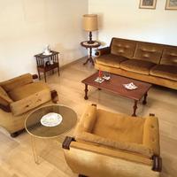 Salotto in legno con rivestimento in velluto