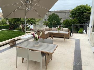 Divani Tavoli e poltrone