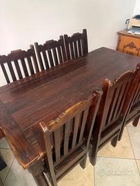 Tavolo in legno marrone