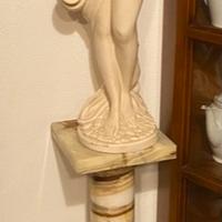 Statua in gesso e colonna in marmo