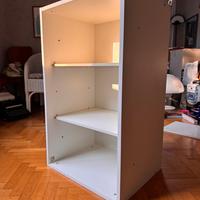 Scaffale bianco con ripiani regolabili in altezza