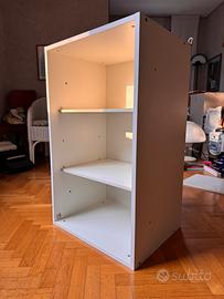 Scaffale bianco con ripiani regolabili in altezza