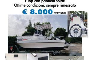 Barca semicabinata priva di motore fuoribordo