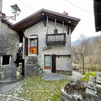 RISTRUTTURATA CASA IN PIETRA: storia, stile e i...
