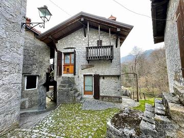 RISTRUTTURATA CASA IN PIETRA: storia, stile e i...