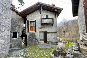 RISTRUTTURATA CASA IN PIETRA: storia, stile e i...