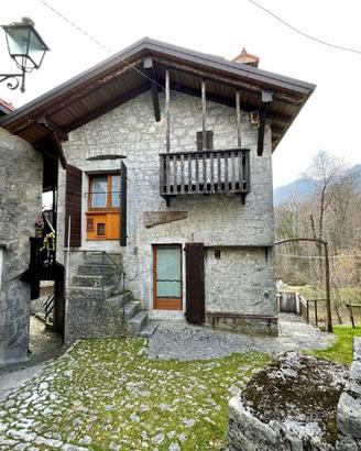 RISTRUTTURATA CASA IN PIETRA: storia, stile e i...