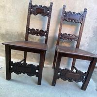 Coppia di sedie in legno intagliato
