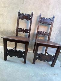 Coppia di sedie in legno intagliato