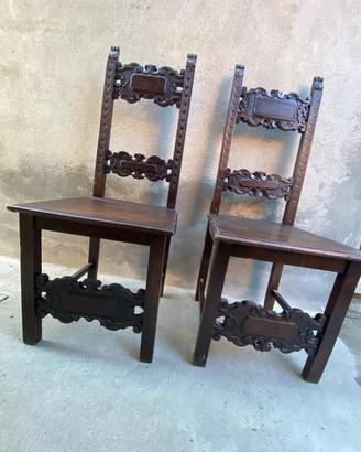 Coppia di sedie in legno intagliato
