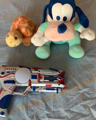 Pupazzi in peluches e pistola