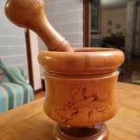 Mortaio artigianale in legno con pestello