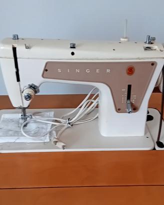 macchina da cucire Singer con mobile