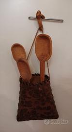 Tasca in cuoio con mestoli 