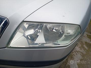 Fanale anteriore sx Skoda Octavia anno 2007