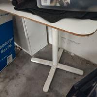 Tavolo bianco quadrato