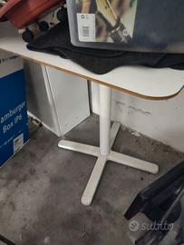 Tavolo bianco quadrato