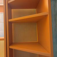 Libreria in legno laccata colore arancio