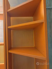 Libreria in legno laccata colore arancio