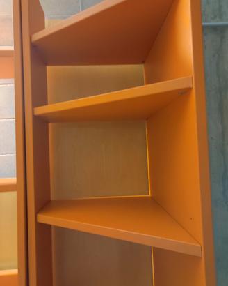 Libreria in legno laccata colore arancio